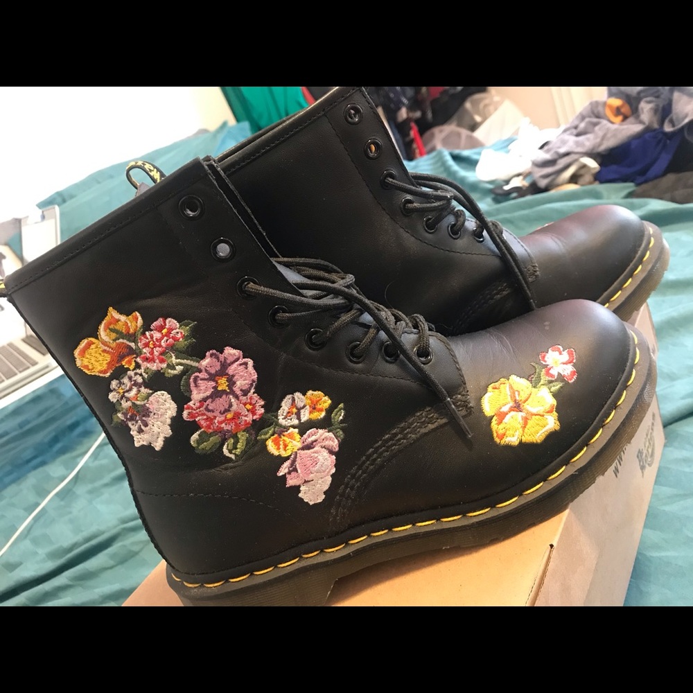 Dr. Martens Vonda II like new boots, size 9
